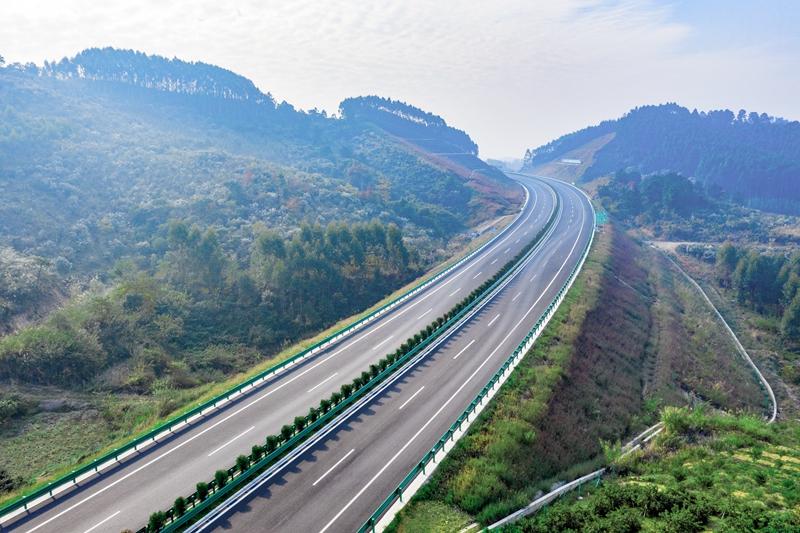 6.高速公路與群山相連，植被覆蓋率高，與原生態(tài)環(huán)境恢復有機結合.jpg